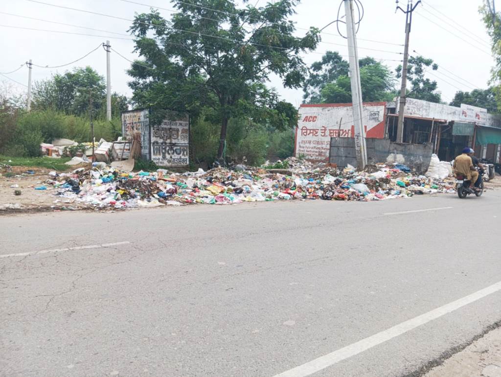 Garbage heap near Banga Road bus stand becomes a problem for people Passersby and passengers are disturbed due to stench and dirt Satish Kumar Soni